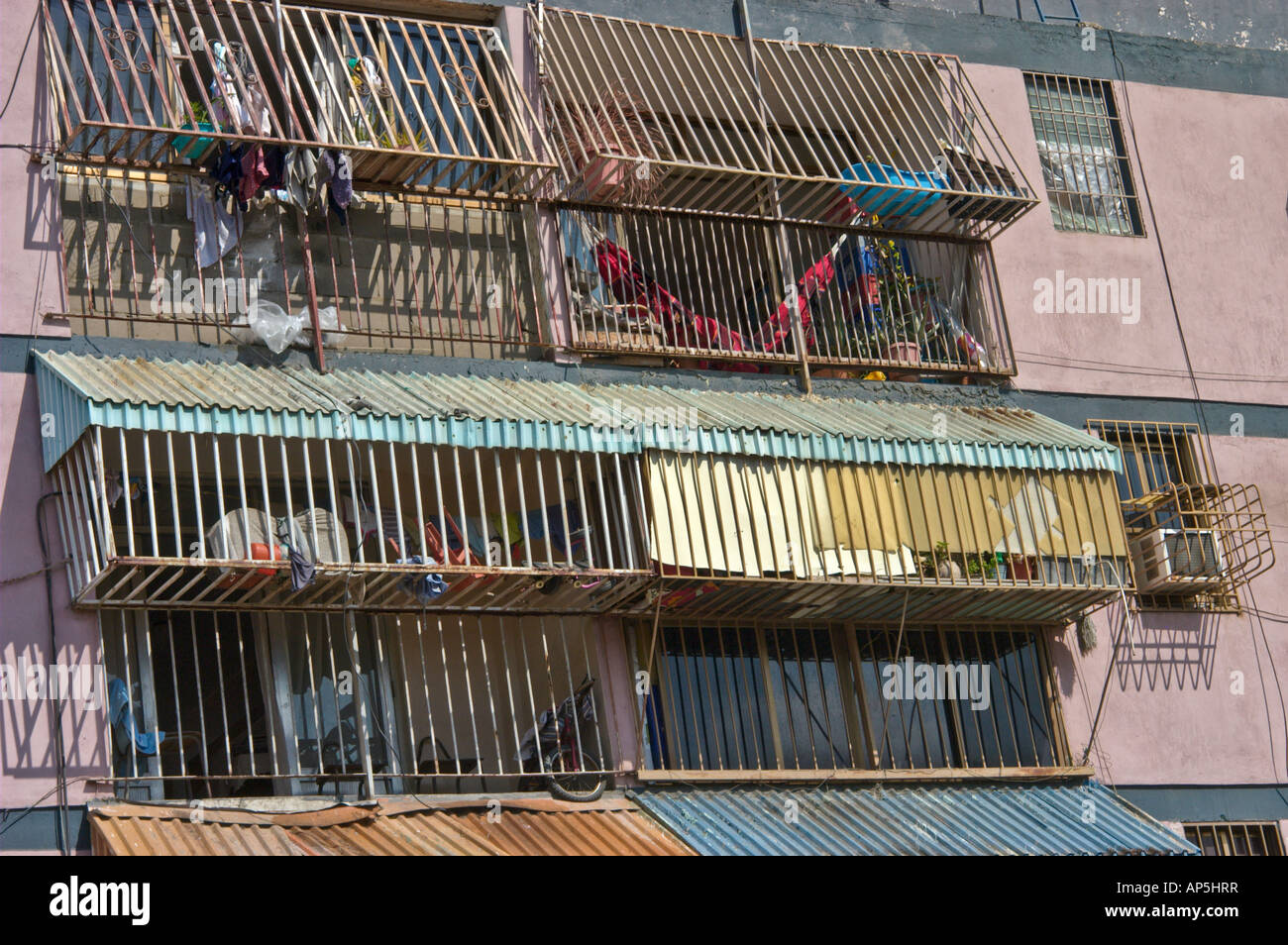 Cerca de la parte delantera de un desvencijado edificio de apartamentos en Puerto la Cruz, Venezuela, Sudamérica Foto de stock