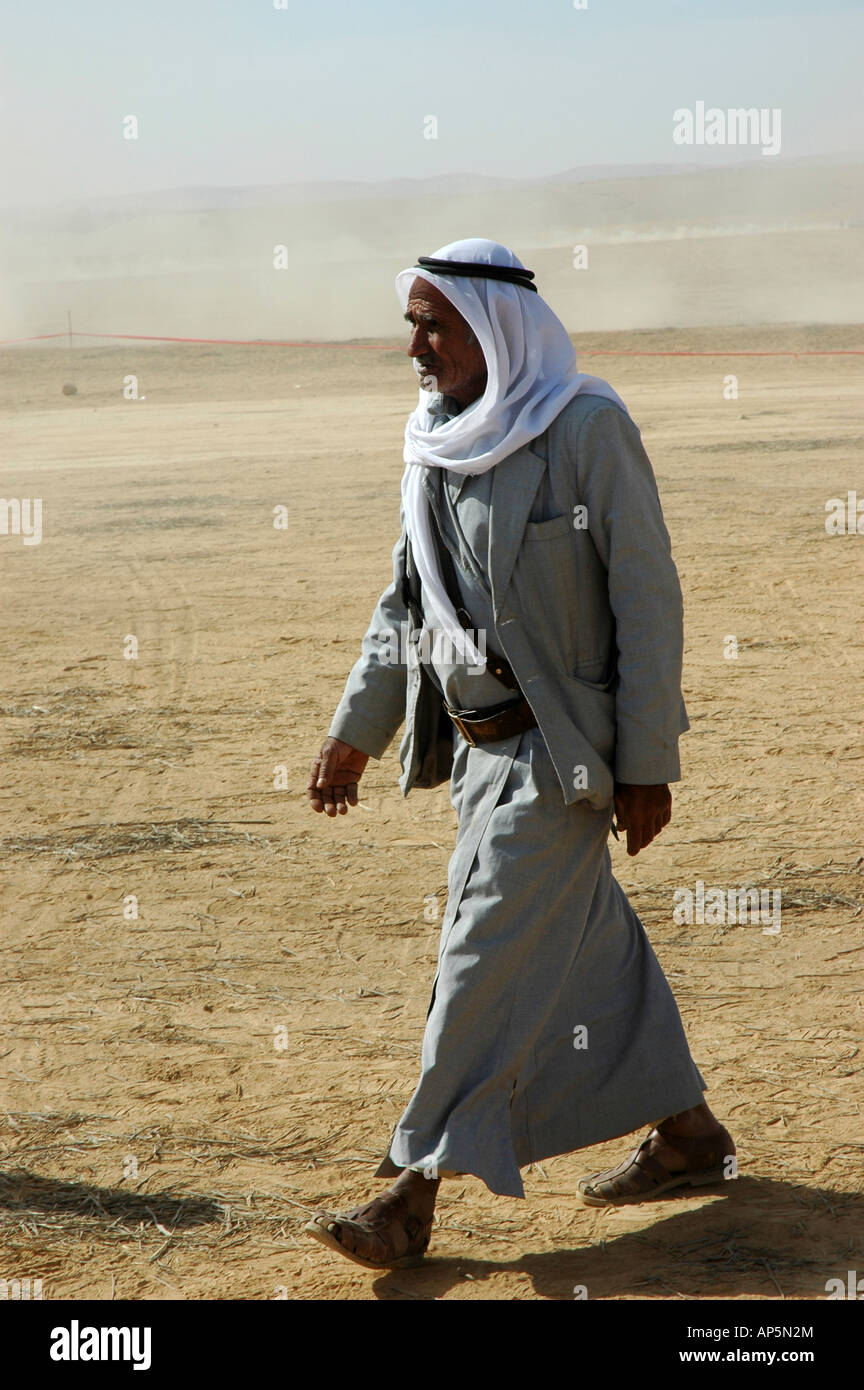 Israel beduinos del desierto de Negev hombre en traje tradicional de cuerpo  completo Fotografía de stock - Alamy