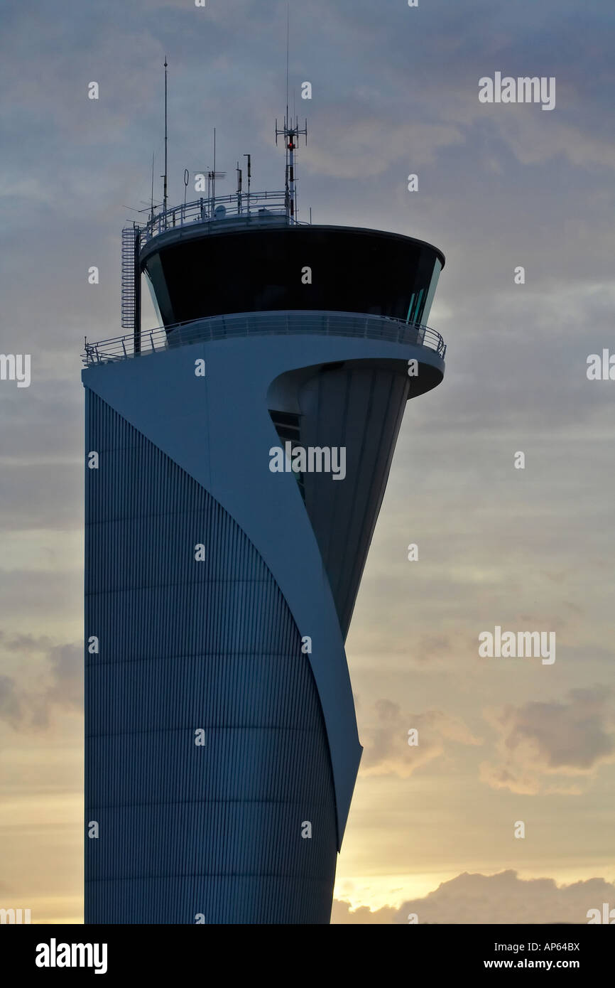 Torre de Control del Tráfico Aéreo al atardecer Foto de stock