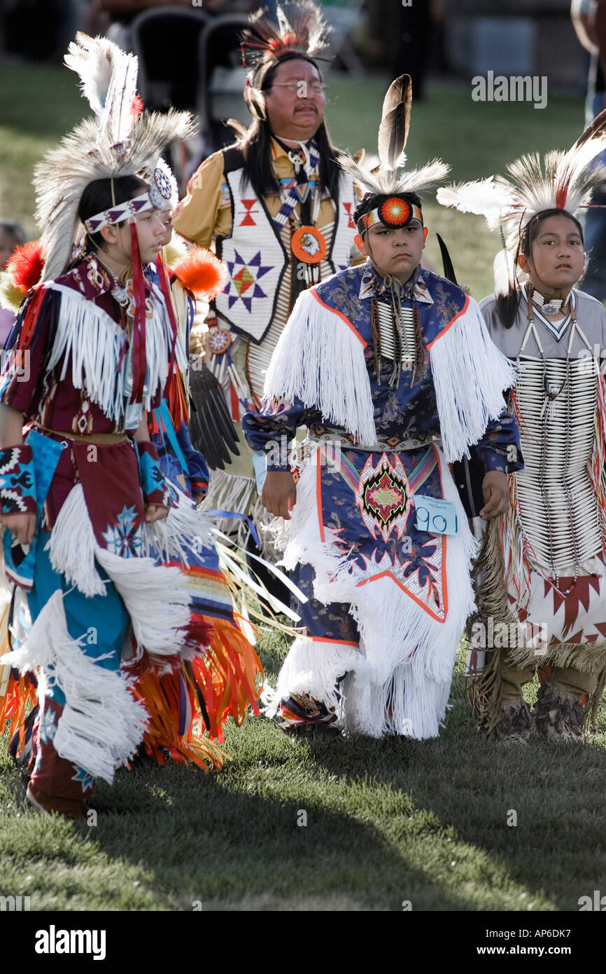 Los nativos americanos en plena regalia durante un powwow en la región norte de Utah Foto de stock