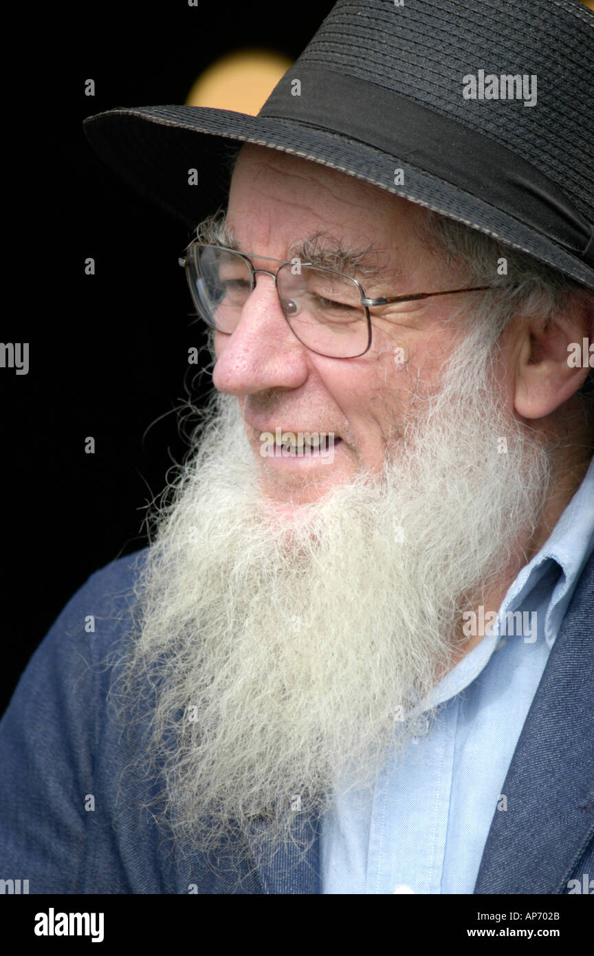 Estados Unidos Fundador Pekkadillo Amish Man of real Faith at Market en Charm Ohio, EE.UU., con barba y gafas  y sombrero negro Fotografía de stock - Alamy