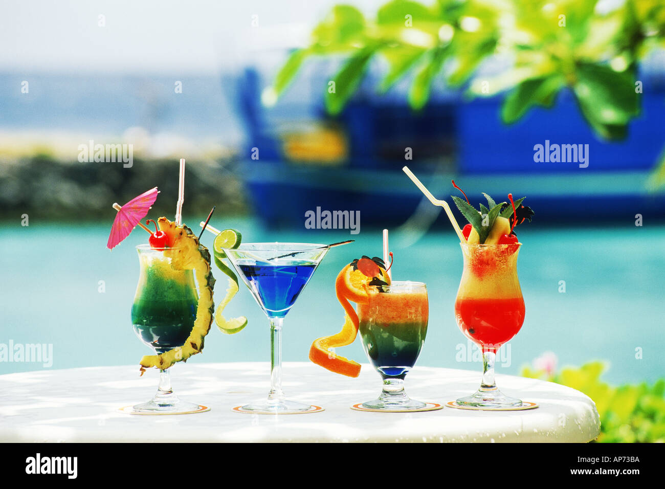 Cuatro coloridos tragos tropicales y aqua Fotografía de stock - Alamy