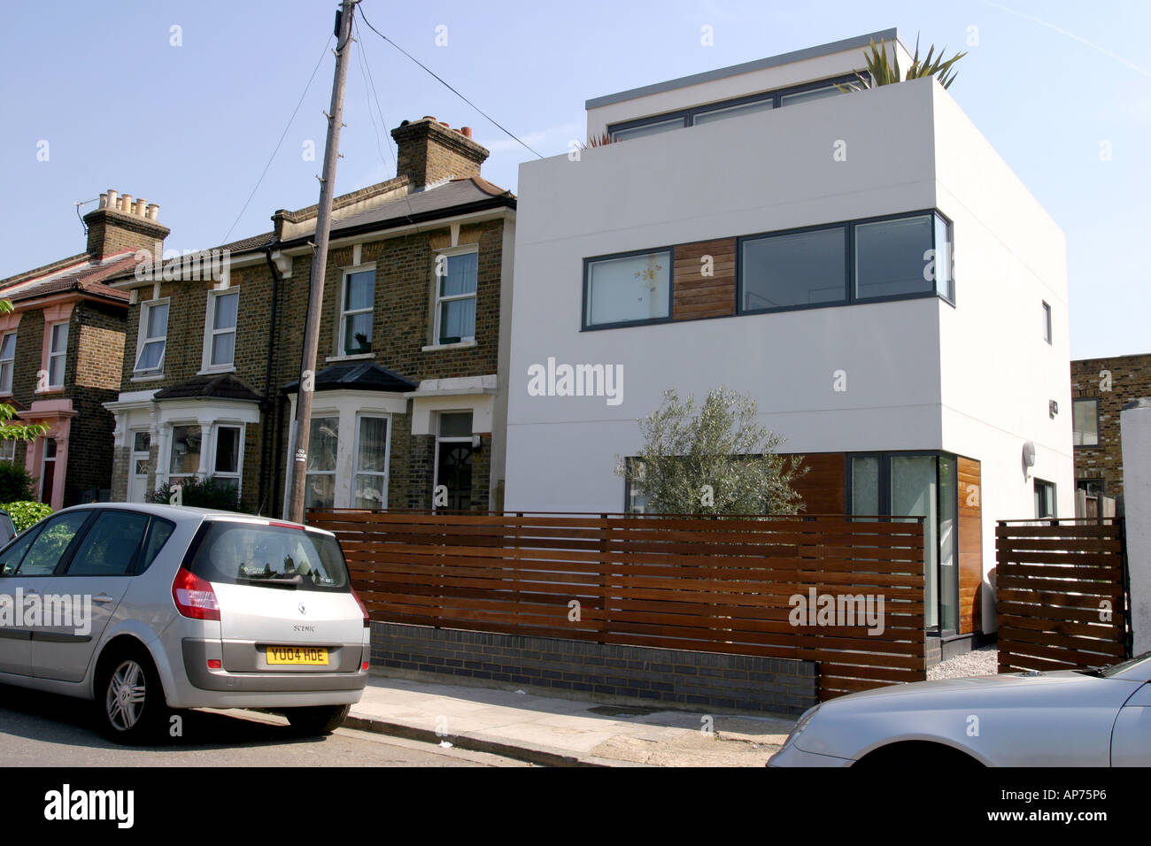 Casa moderna construida junto a casas victorianas. East Dulwich, Londres,  Gran Bretaña Fotografía de stock - Alamy