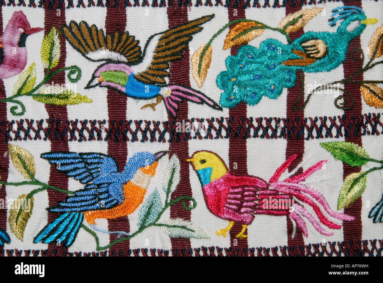Detalle Del Bordado A Mano Motivos De Aves En Un Par De Pantalones De Santiago Atitlan Guatemala Fotografia De Stock Alamy