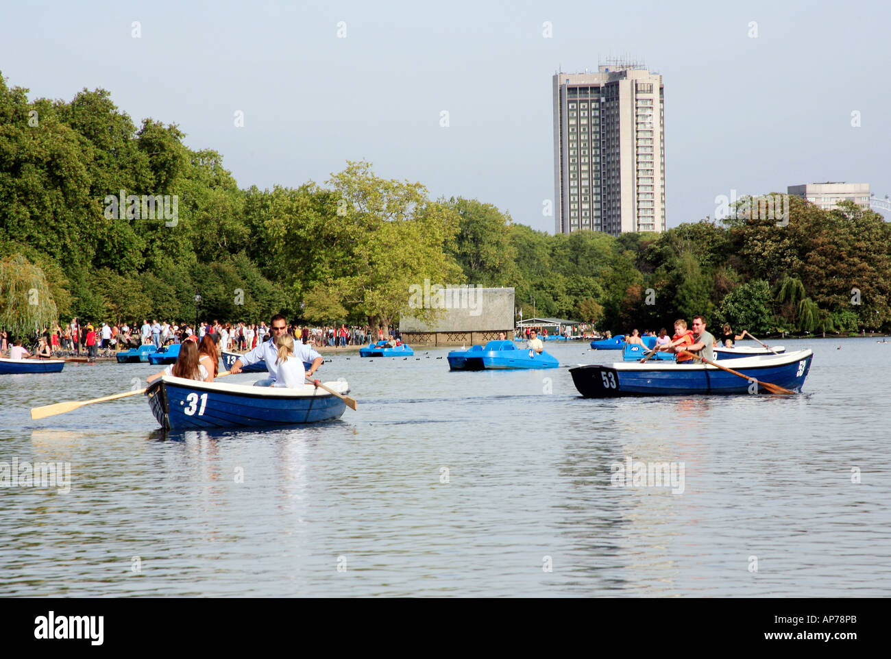 El paseo en bote por el Serpentine en Hyde Park, Londres Foto de stock