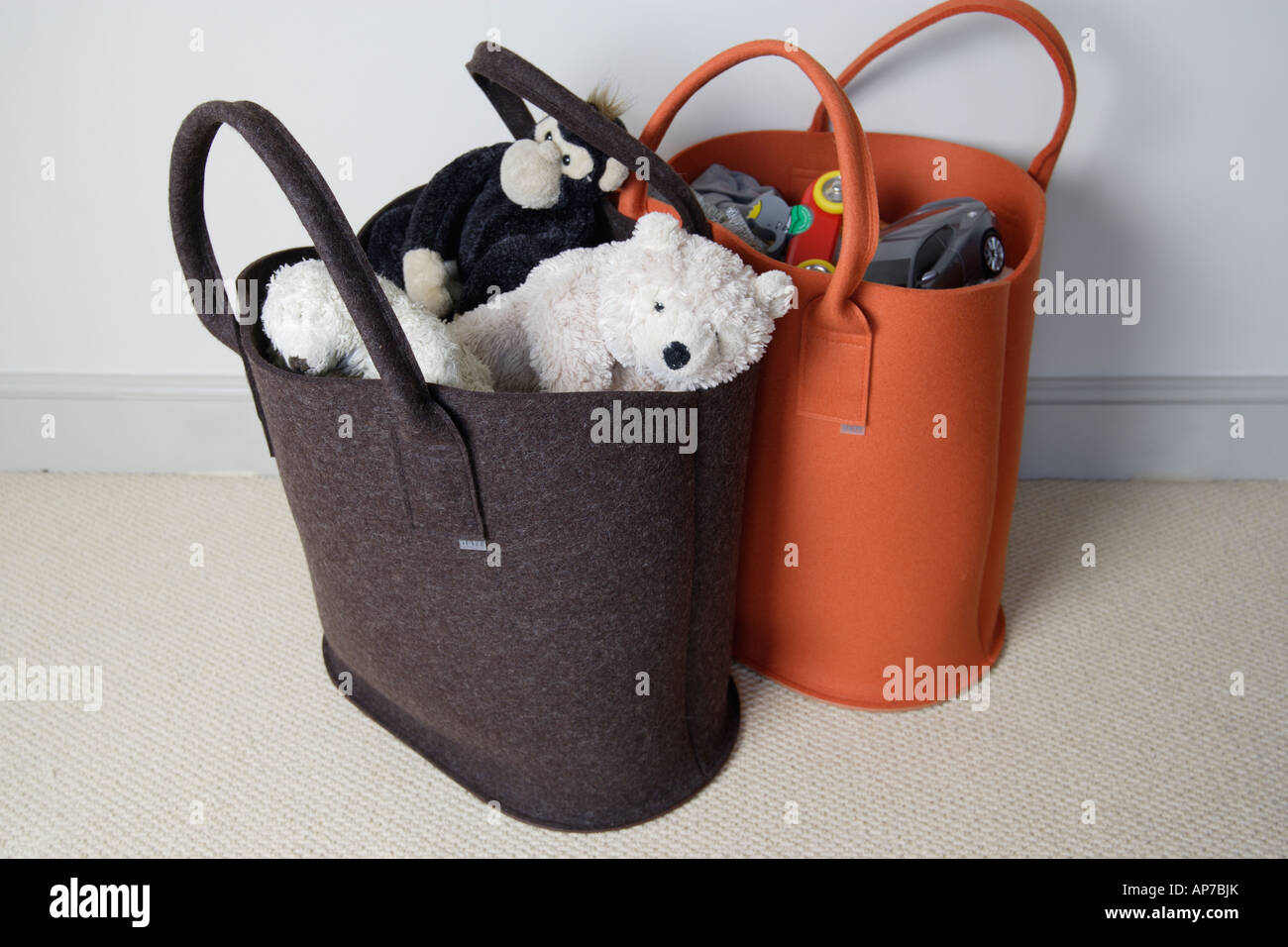 Juguetes para niños en dos bolsas de fieltro Fotografía de stock - Alamy