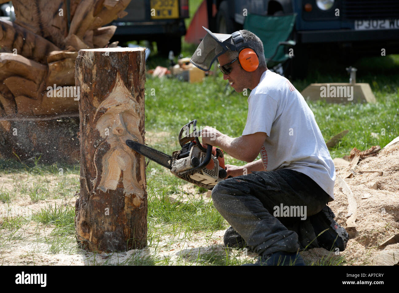 Hombre de mediana edad en monos sierras madera con motosierra con caballete