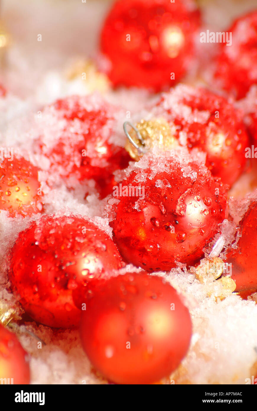 Una selección de oro rojo y blanco decoraciones de Navidad Foto de stock