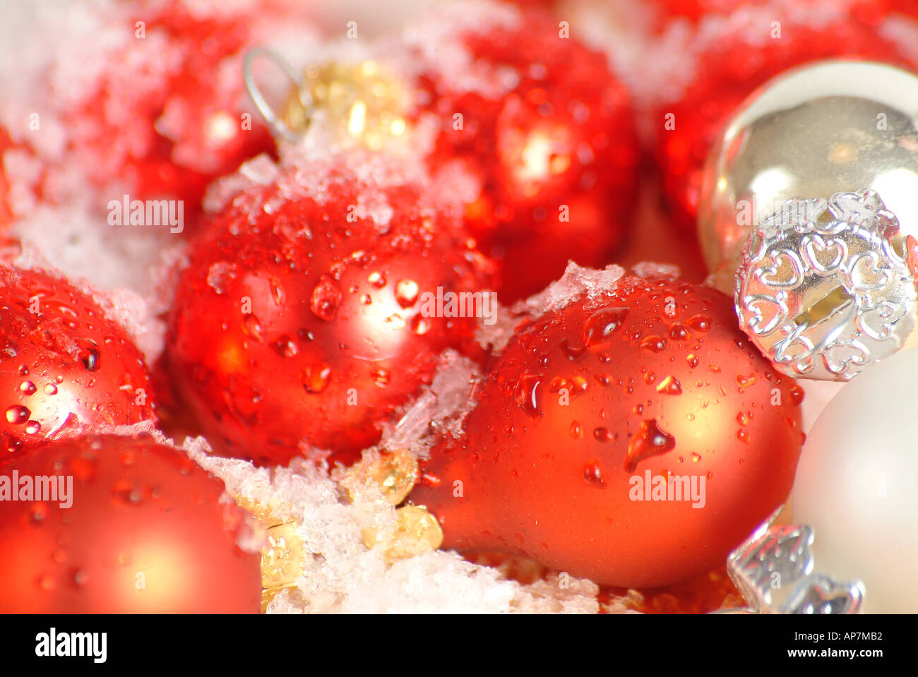 Una selección de oro rojo y blanco decoraciones de Navidad Foto de stock