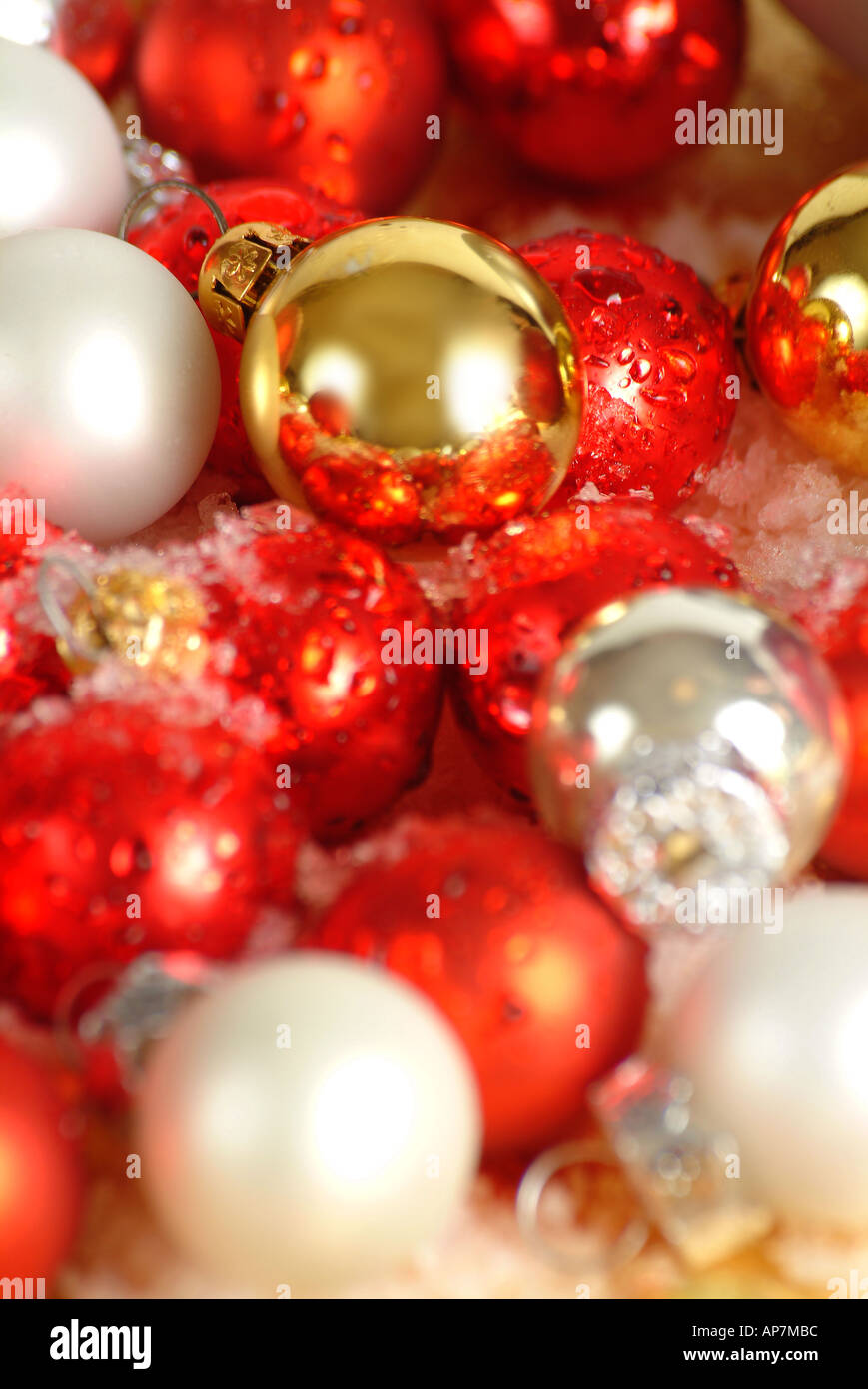 Una selección de oro rojo y blanco decoraciones de Navidad Foto de stock