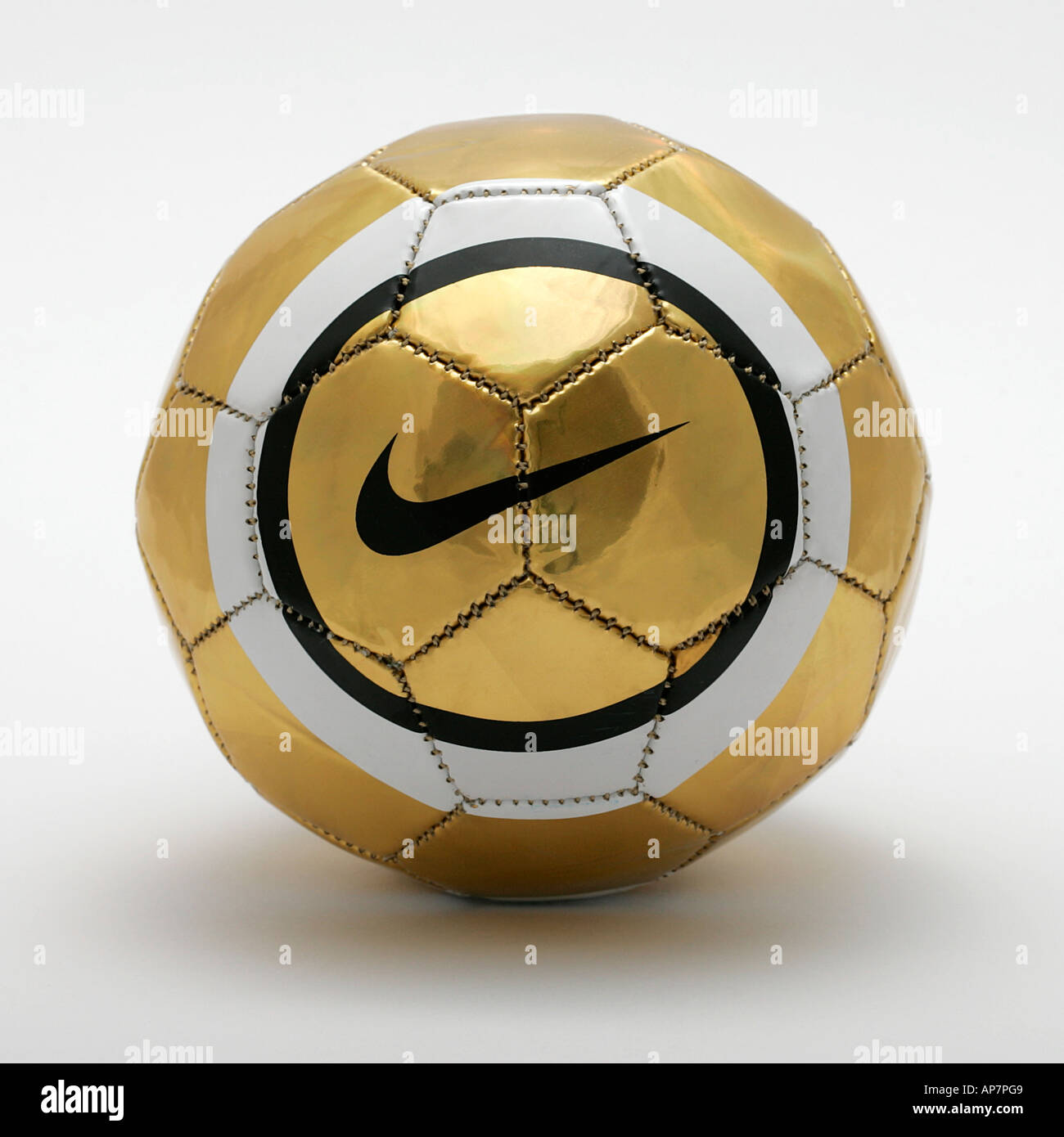Nike Gold team Foot Club de Fútbol Deporte globo círculo patrón circular logotipo lateral del equipo tribu equipos juegan en el estilo de vida Fotografía de stock -