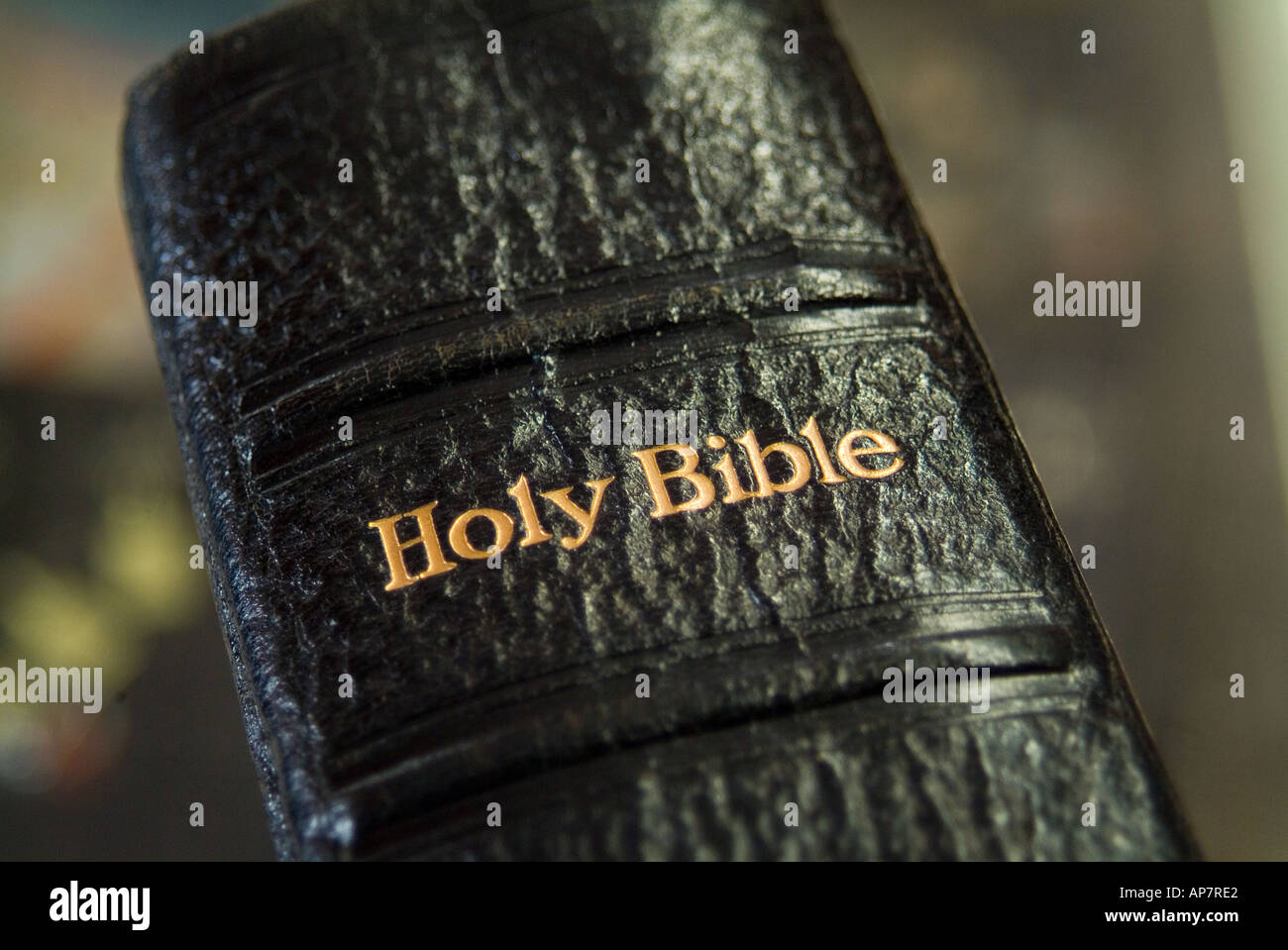 Antigua Biblia leatherbound Foto de stock