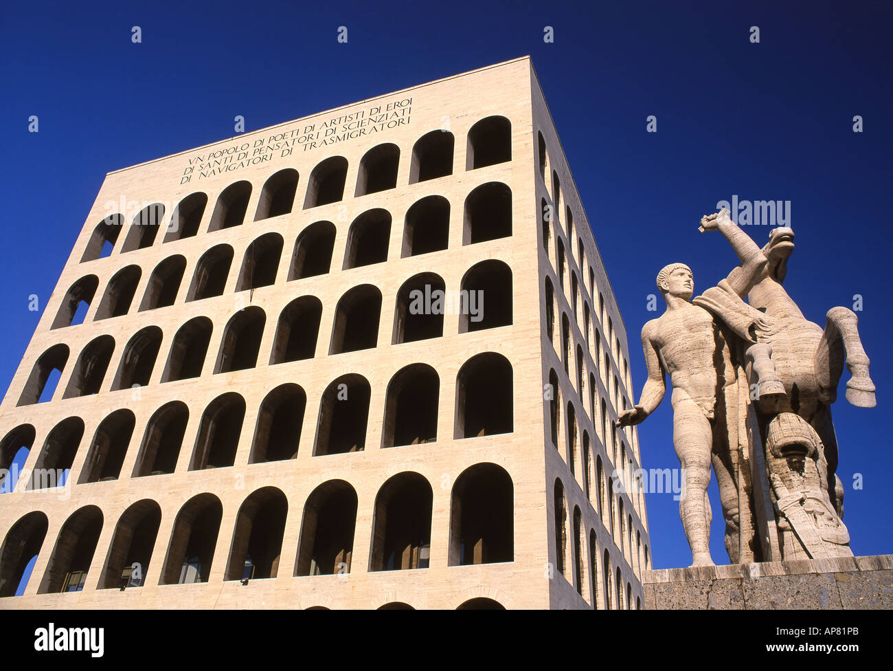 Palazzo della Civilta del Lavoro, también conocido como el Coliseo Cuadrado arquitectura de la época fascista EUR Roma Lazio Italia Foto de stock