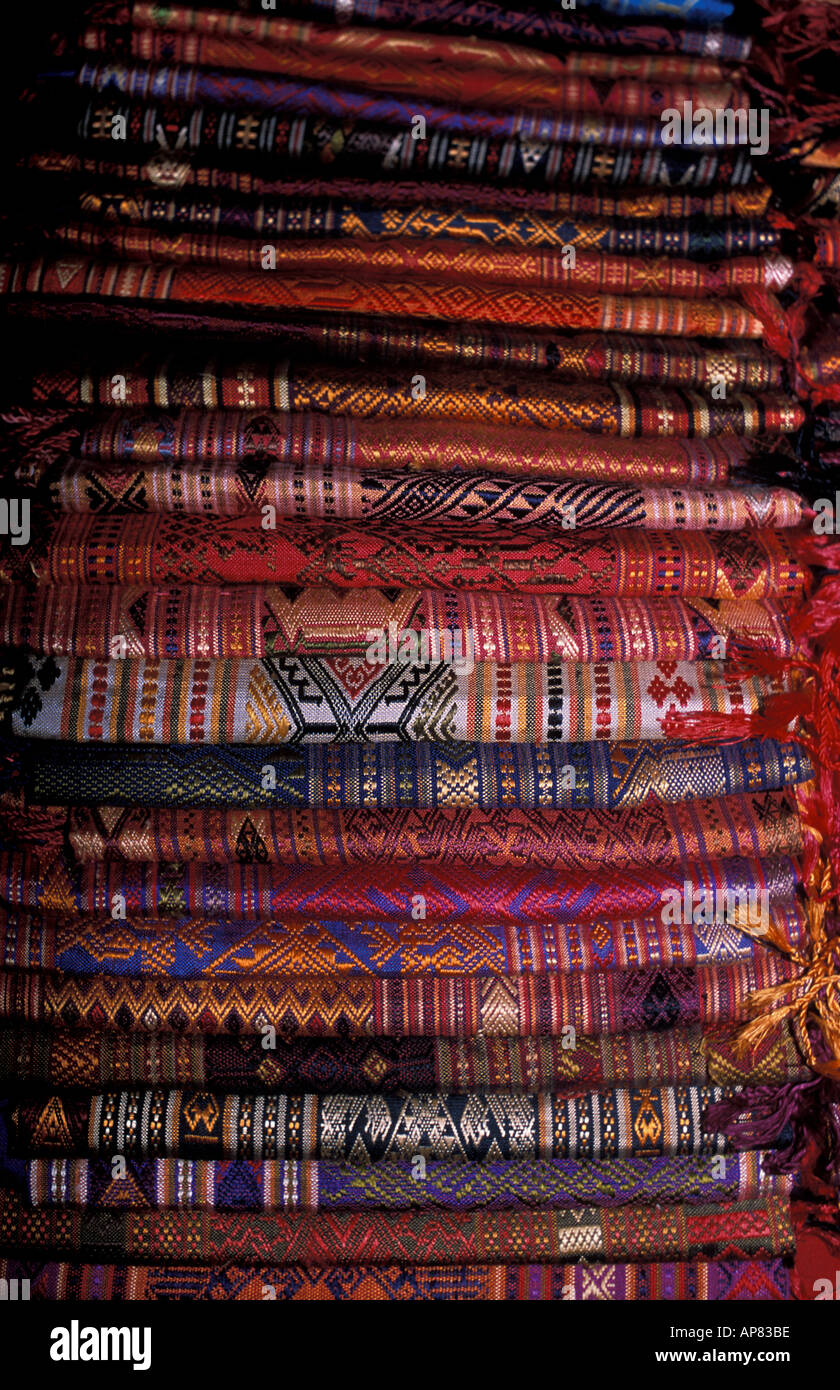 Pila de telas de seda tejida footloom desde el mercado nocturno de Luang Prabang Laos Sisavangvong Foto de stock