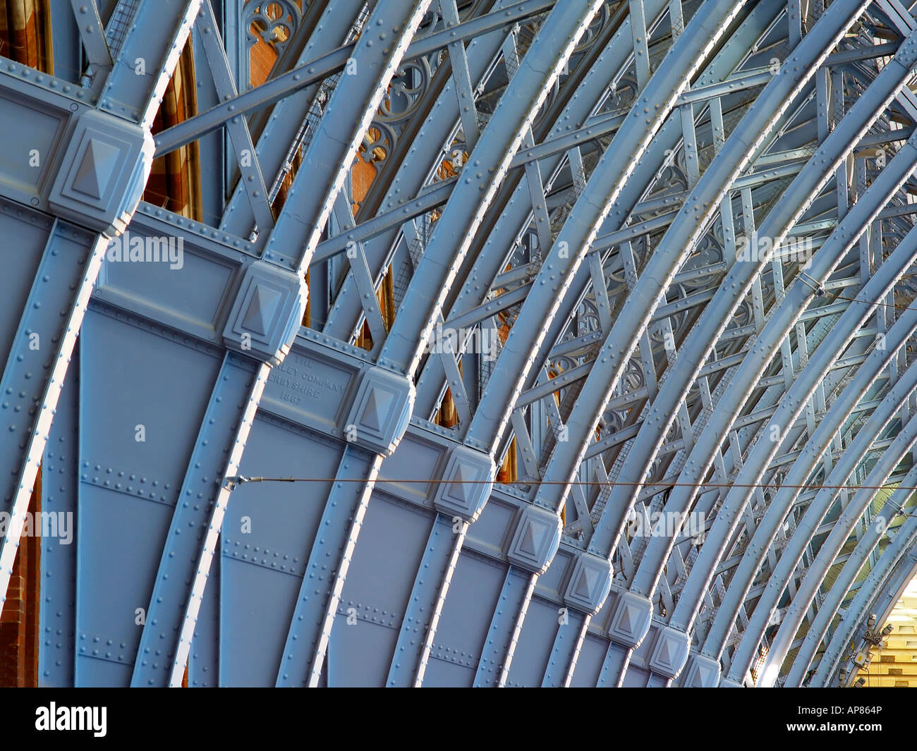 Detalle del bastidor de acero apoyar el techo de la estación de St Pancras. Foto de stock