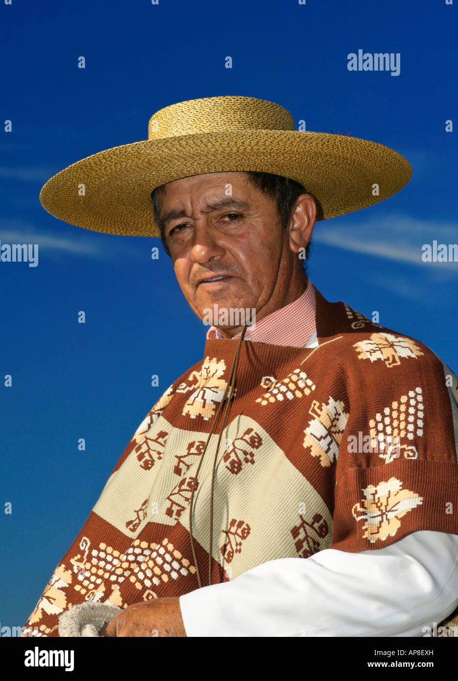 Vestidos de Huasos chupalla tradicional sombrero de paja y poncho Chile  Rapel Fotografía de stock - Alamy