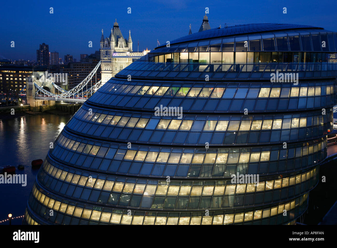 Edificio de GLA y el Tower Bridge, Londres Foto de stock