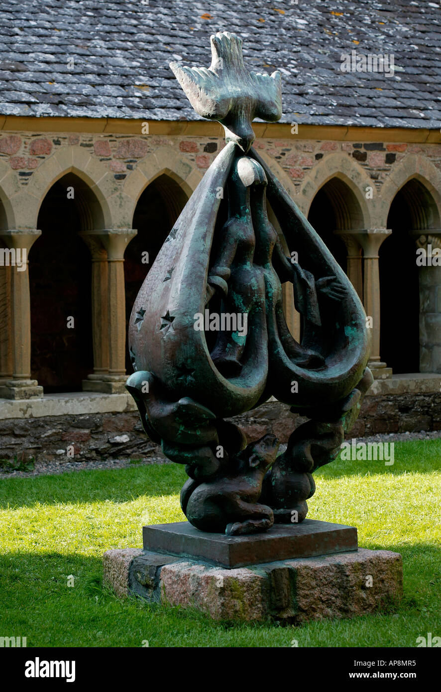 Escultura en bronce en los jardines de la abadía, la isla de Iona, Escocia, Reino Unido Europa Foto de stock