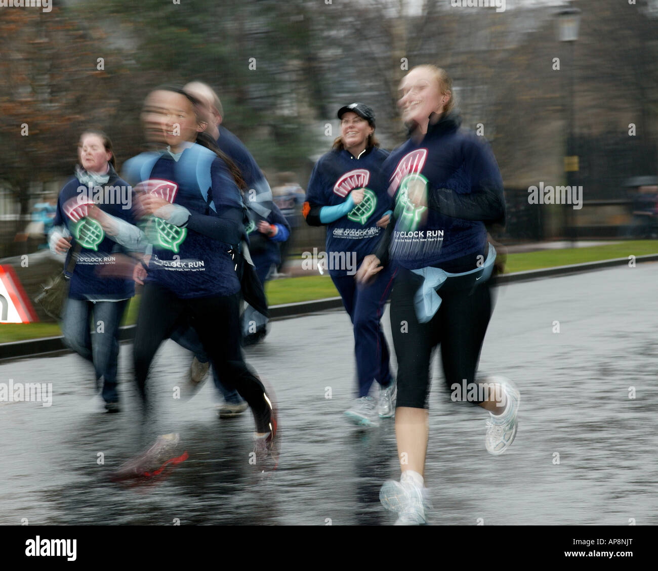 Los corredores que toman parte en el nuevo año "One o'clock run', Edimburgo, Reino Unido, Europa Foto de stock