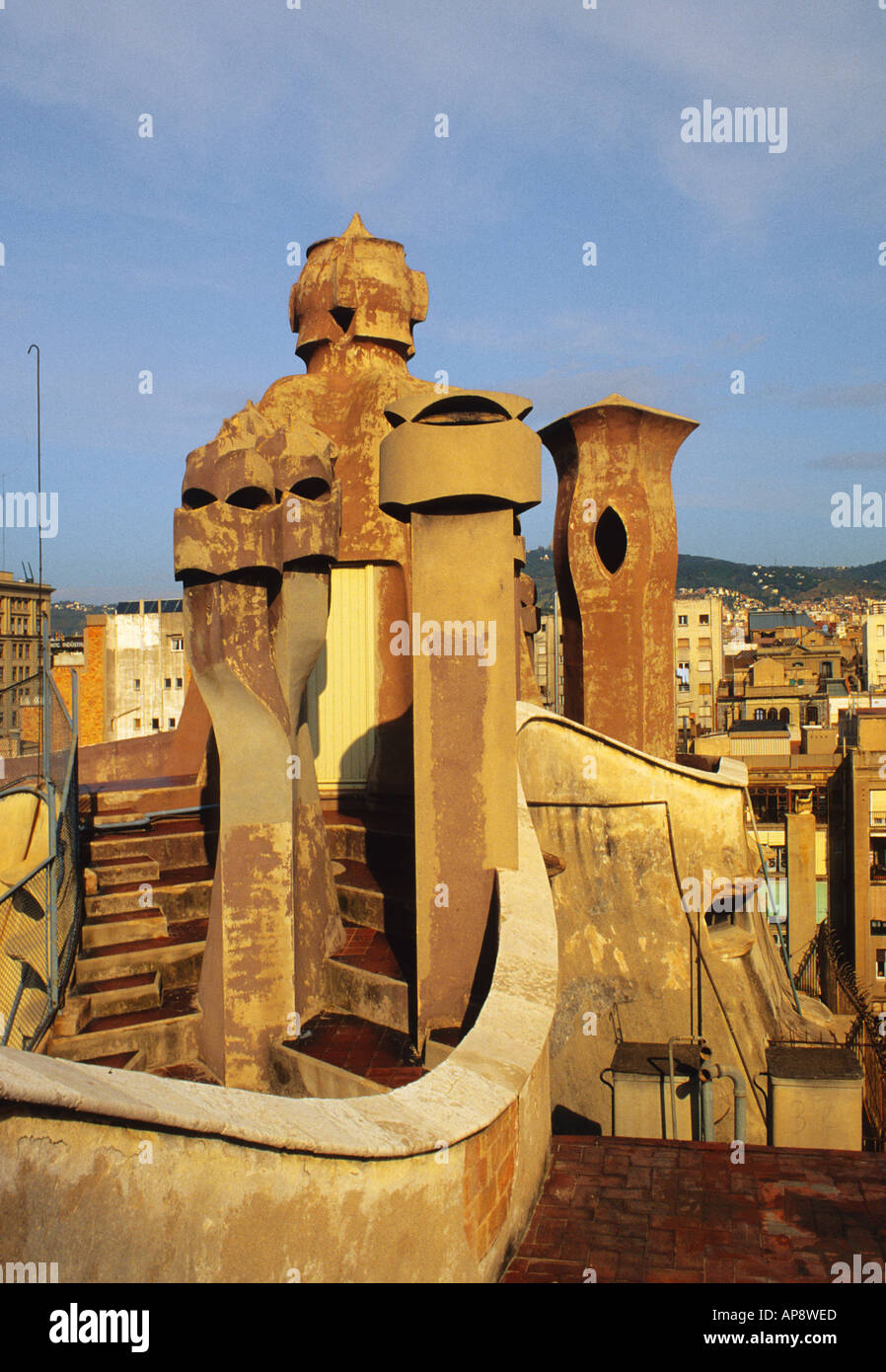 Europa España Barcelona Antoni Gaudí escultura sobre el techo de la Casa Mila edificio en el Quadrat d'Or Foto de stock