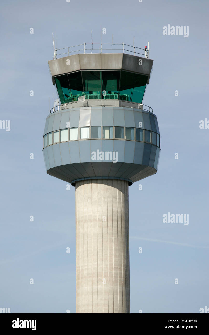 Los aviones de la torre de control del aeropuerto de Nottingham East Midlands England Foto de stock