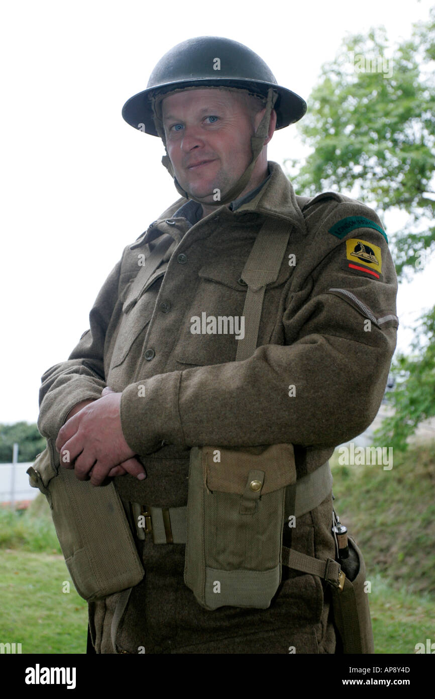 Reinactor en traje de London Irish rifles guerra mundial 2 WW2 uniforme en  el punto gris Fort Helens Bay en el Condado de Down en Irlanda del Norte  Fotografía de stock - Alamy