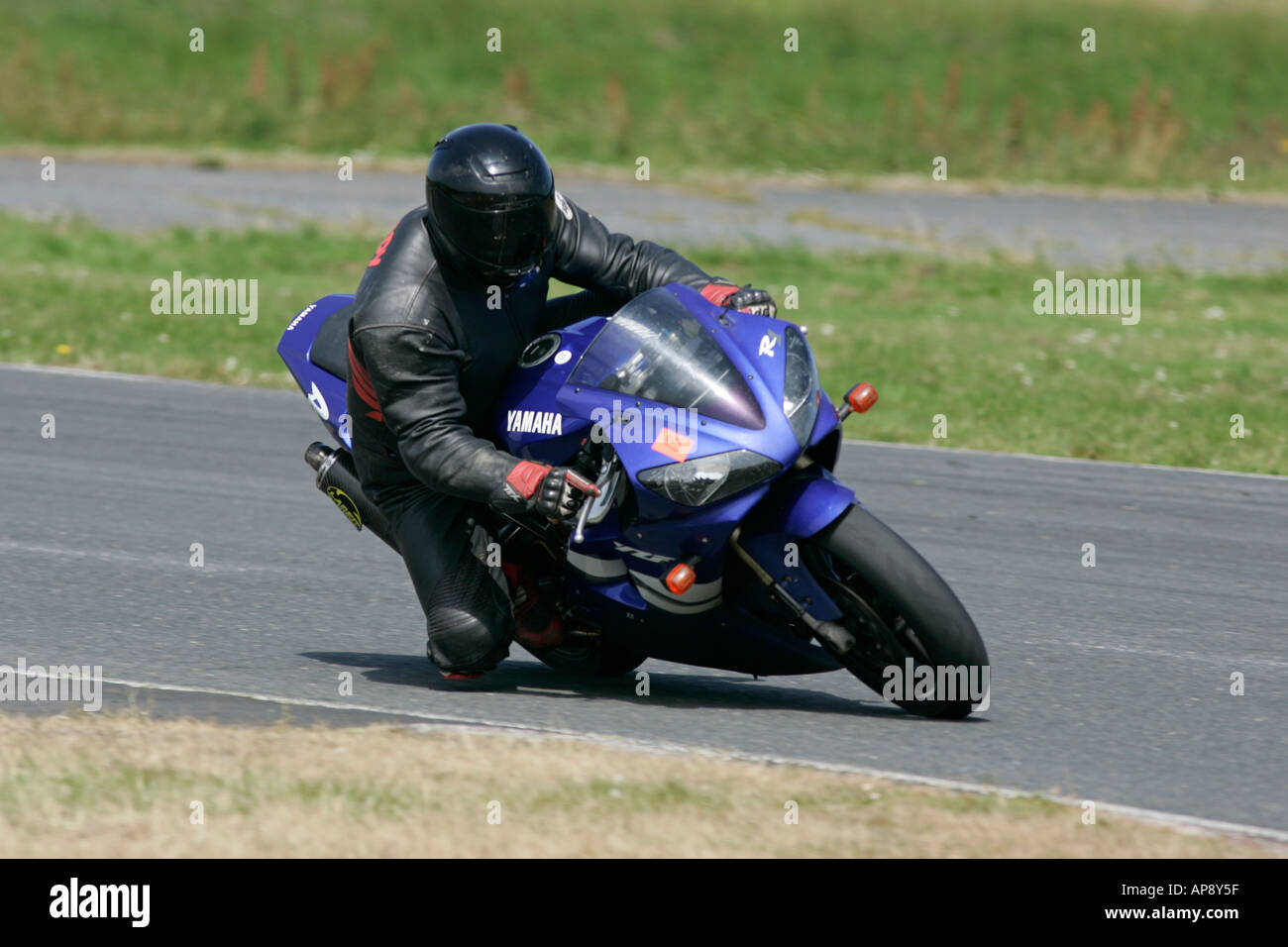Rider en cueros negro casco negro sobre azul YAMAHA R1 con la rodilla hacia  abajo durante el trackday en el circuito Kirkistown Fotografía de stock -  Alamy