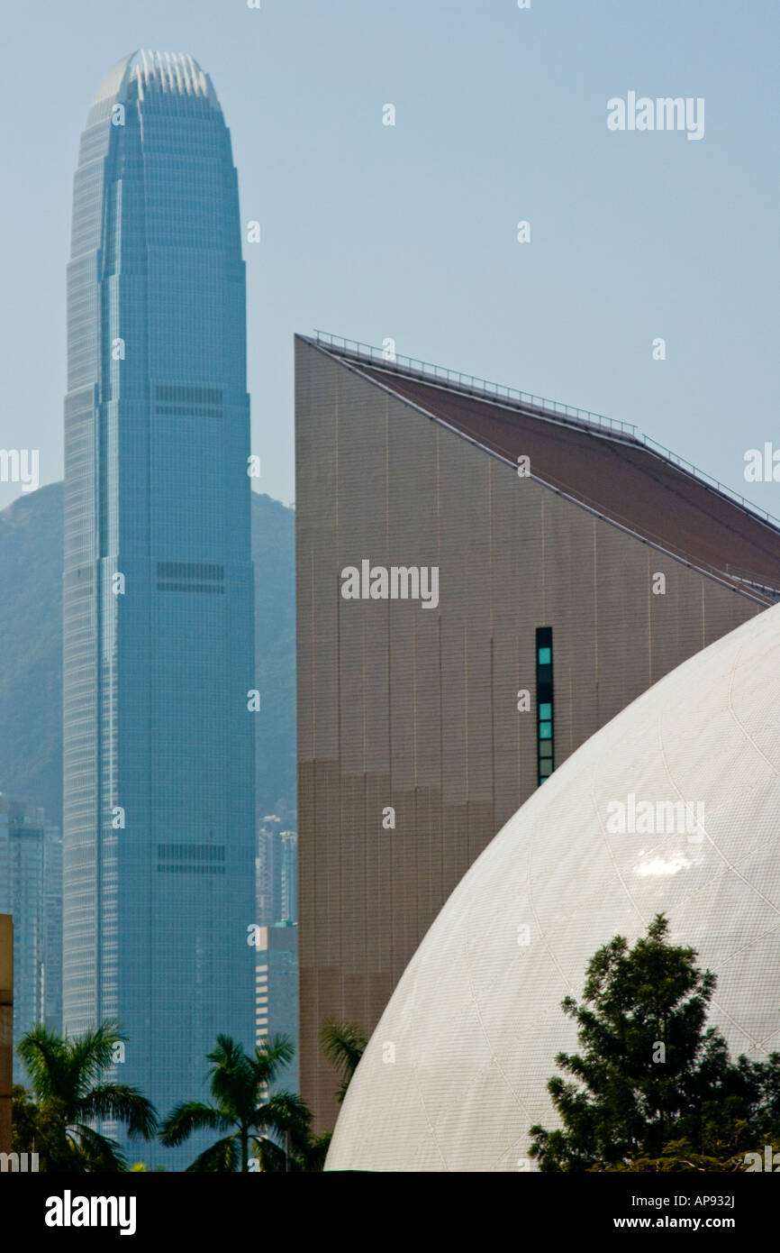 La CFI Internaiontal Finance Centre y el Centro Cultural de Hong Kong TST Foto de stock