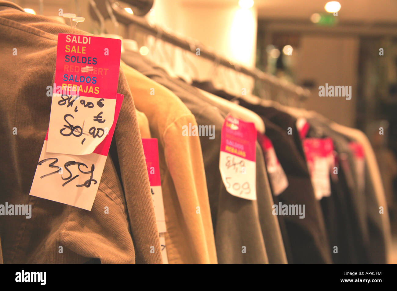 Tienda de venta de ropa etiquetas de precio euro Fotografía de stock - Alamy