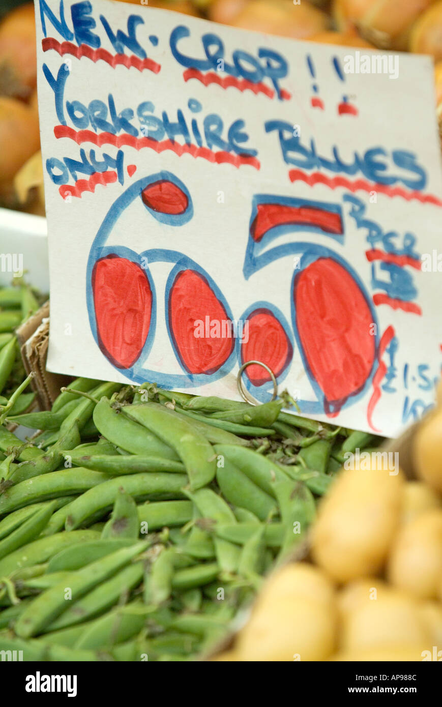 Alimentos comer habas verdes a la venta en el mercado mercado de calado calado vegtable frutas verduras mercado callejero de la inflación de precios minoristas i Foto de stock