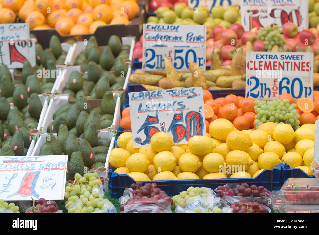 Los alimentos a la venta en el mercado de limón calado uva naranja pera avacardo mercado frutas verduras vegtable calada la inflación del índice de precios al por menor de alimentos Foto de stock