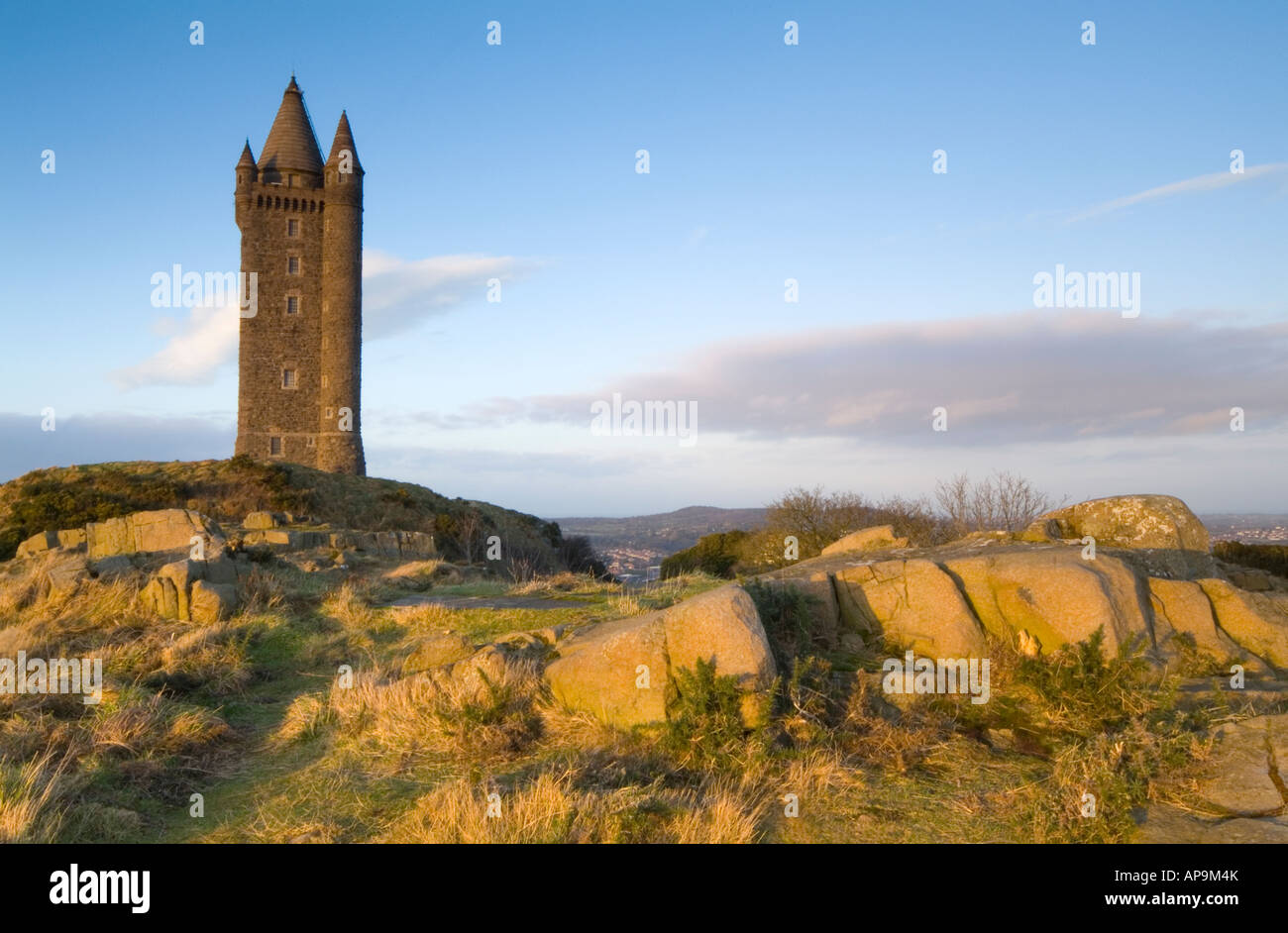 Imagen de paisaje de Scrabo Tower al amanecer, Newtownards, Condado de Down, Irlanda del Norte Foto de stock