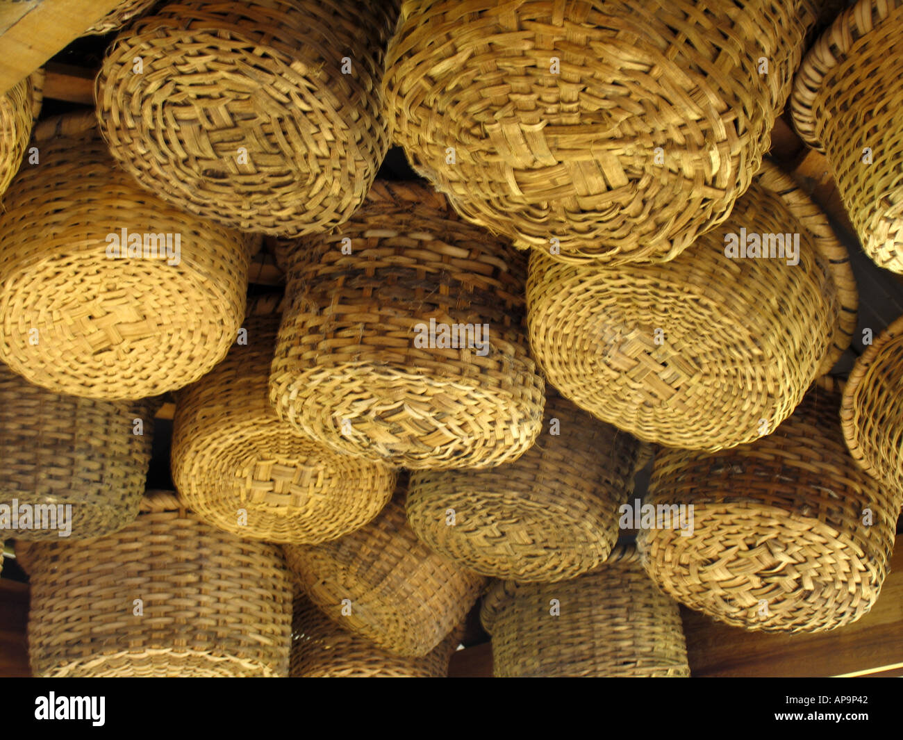 Canastas utilizadas para la cosecha de granos de café colgando del techo  Costa Rica, Centroamérica Fotografía de stock - Alamy