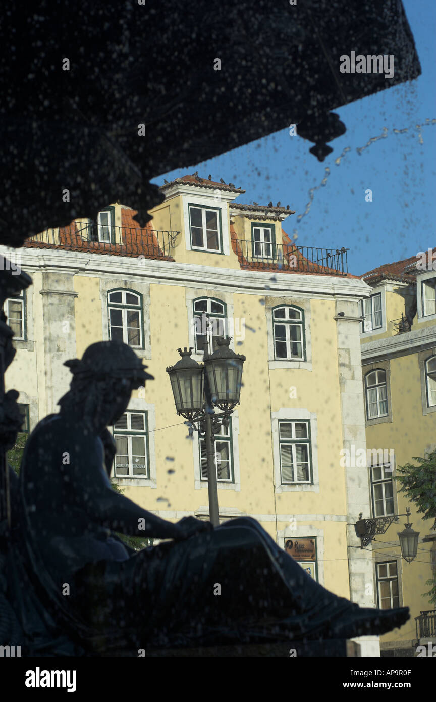 Estatua y bombilla tradicional en la Plaza Rossio, Lisboa, Portugal  Fotografía de stock - Alamy