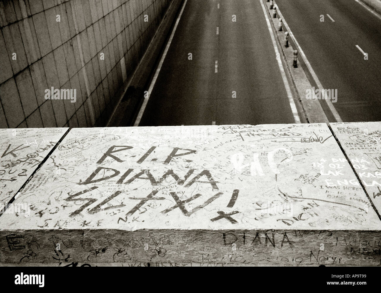 Muerte de princesa Diana Memorial en el Pont del alma el paso subterráneo y el puente de la ciudad de París en Francia en Europa Foto de stock