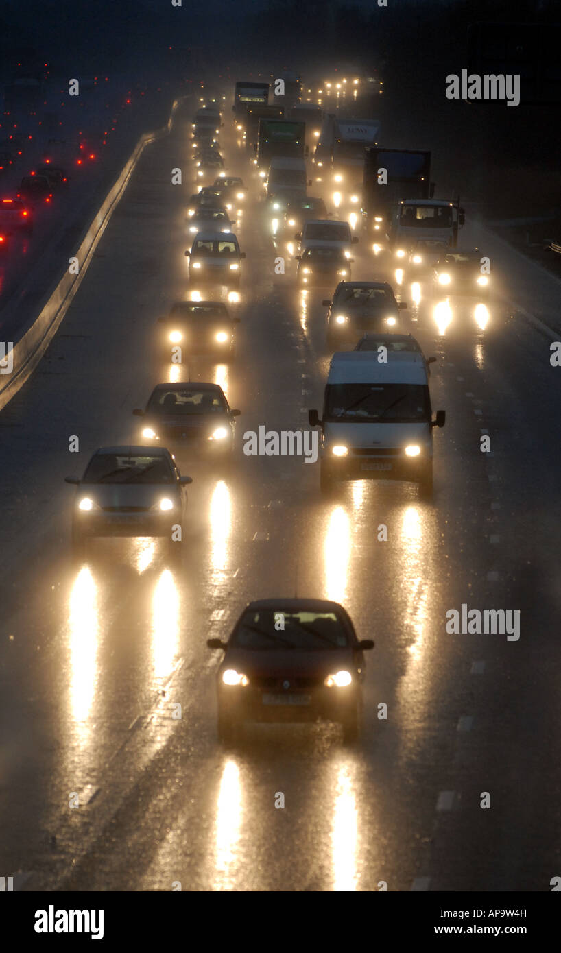 DRIVERS EN EL húmedo cerca de la autopista M6, cruce 12 CANNOCK CON FAROS REFLEJADO EN HEAVY RAIN.El norte de Birmingham, Reino Unido. Foto de stock