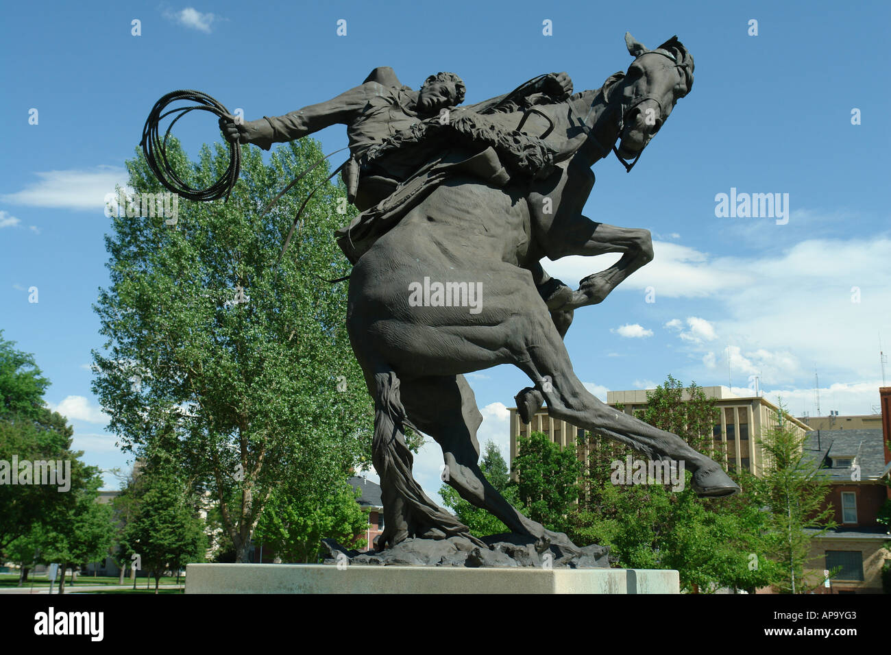 AJD50282, Cheyenne, WY, Wyoming, State Capitol, tirones bronco estatua Foto de stock