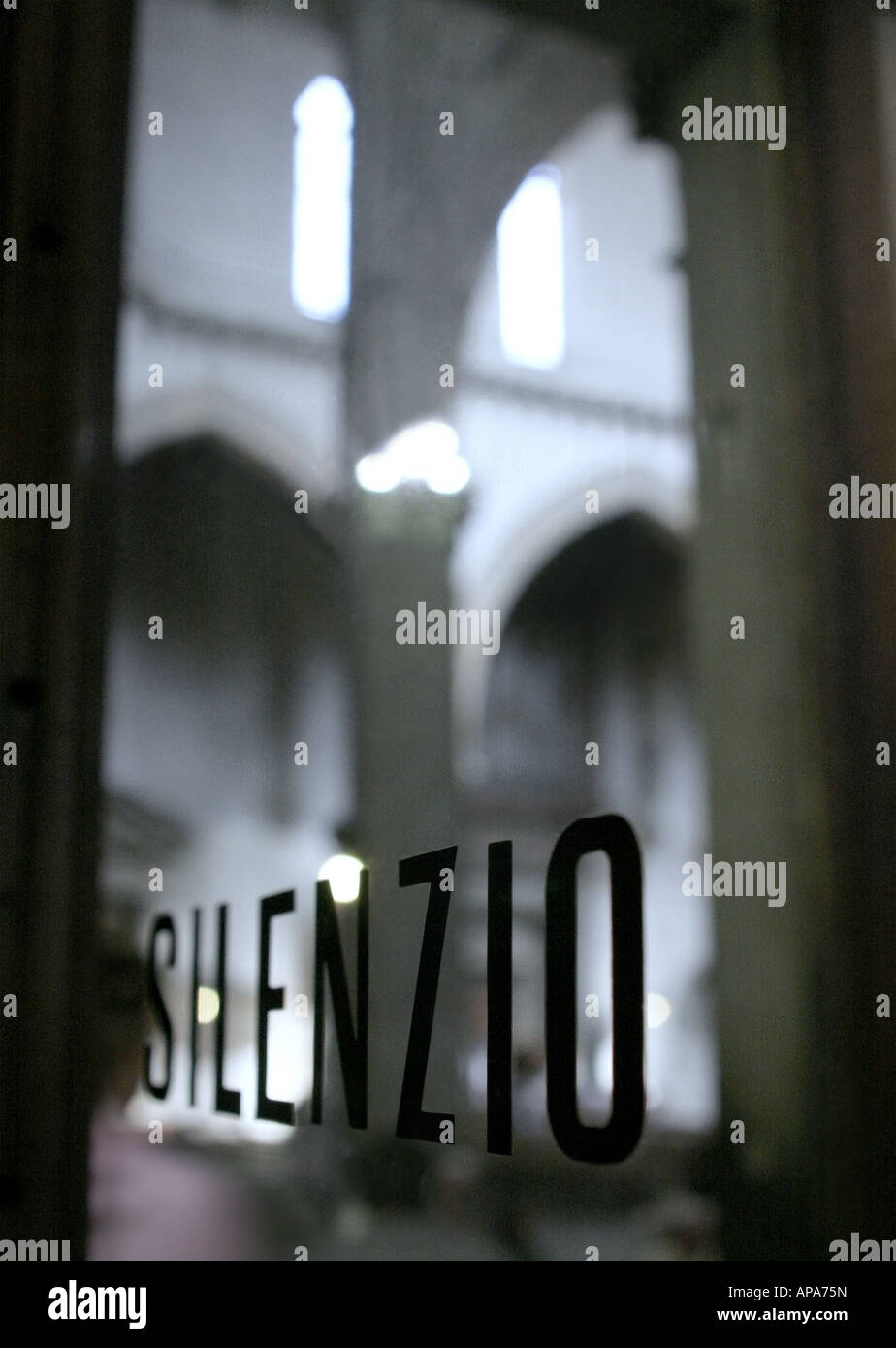 Silenzio - escrito en una puerta de cristal en la catedral de Santa Maria en Florencia | Schrift auf einer Glastür in der Kathedrale zu Florenz Foto de stock