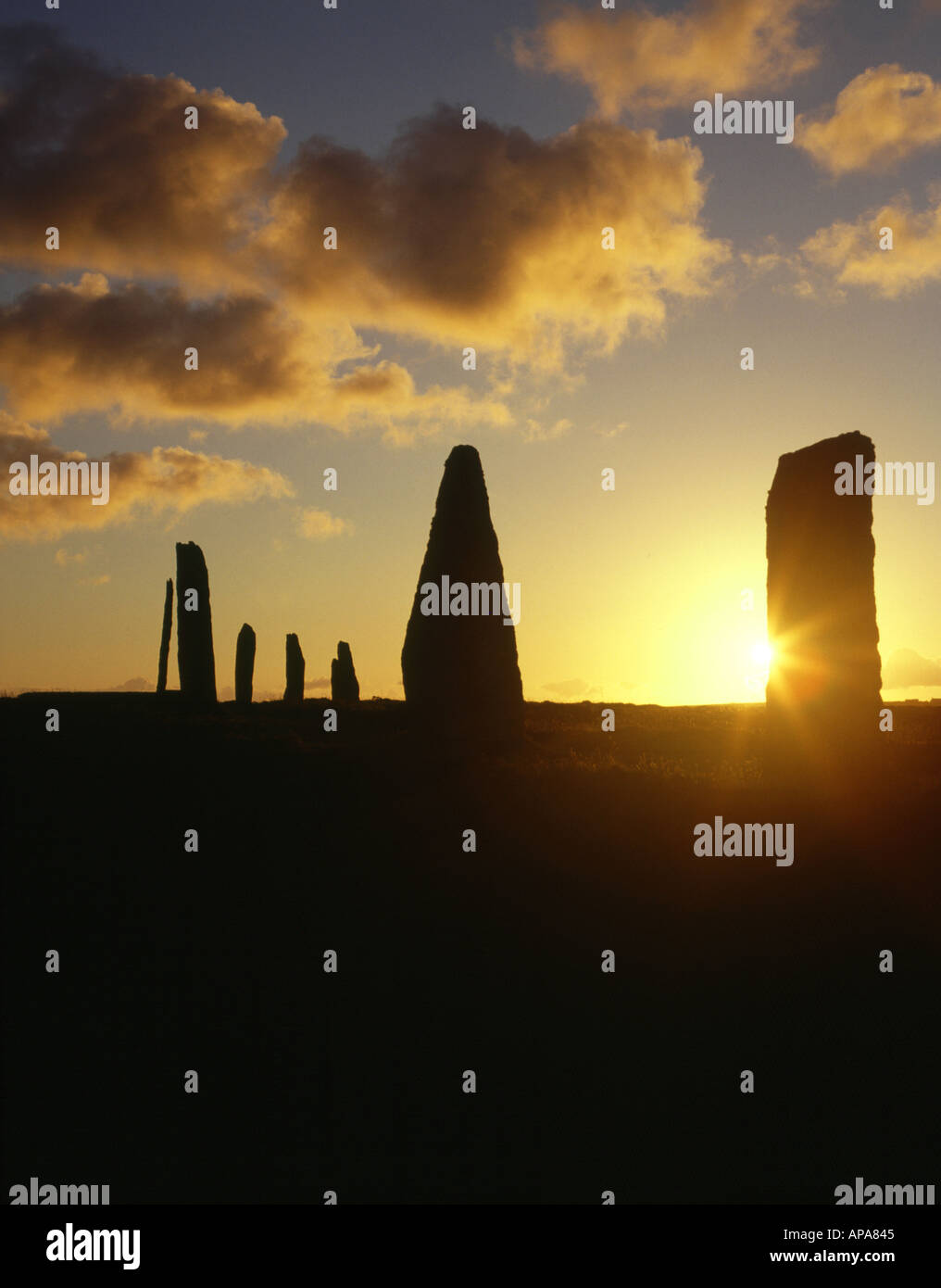 dh ANILLO DE BRODGAR ORKNEY Midsummer puesta de sol neolítico piedras pie  anillo crepúsculo escocia gran bretaña Fotografía de stock - Alamy