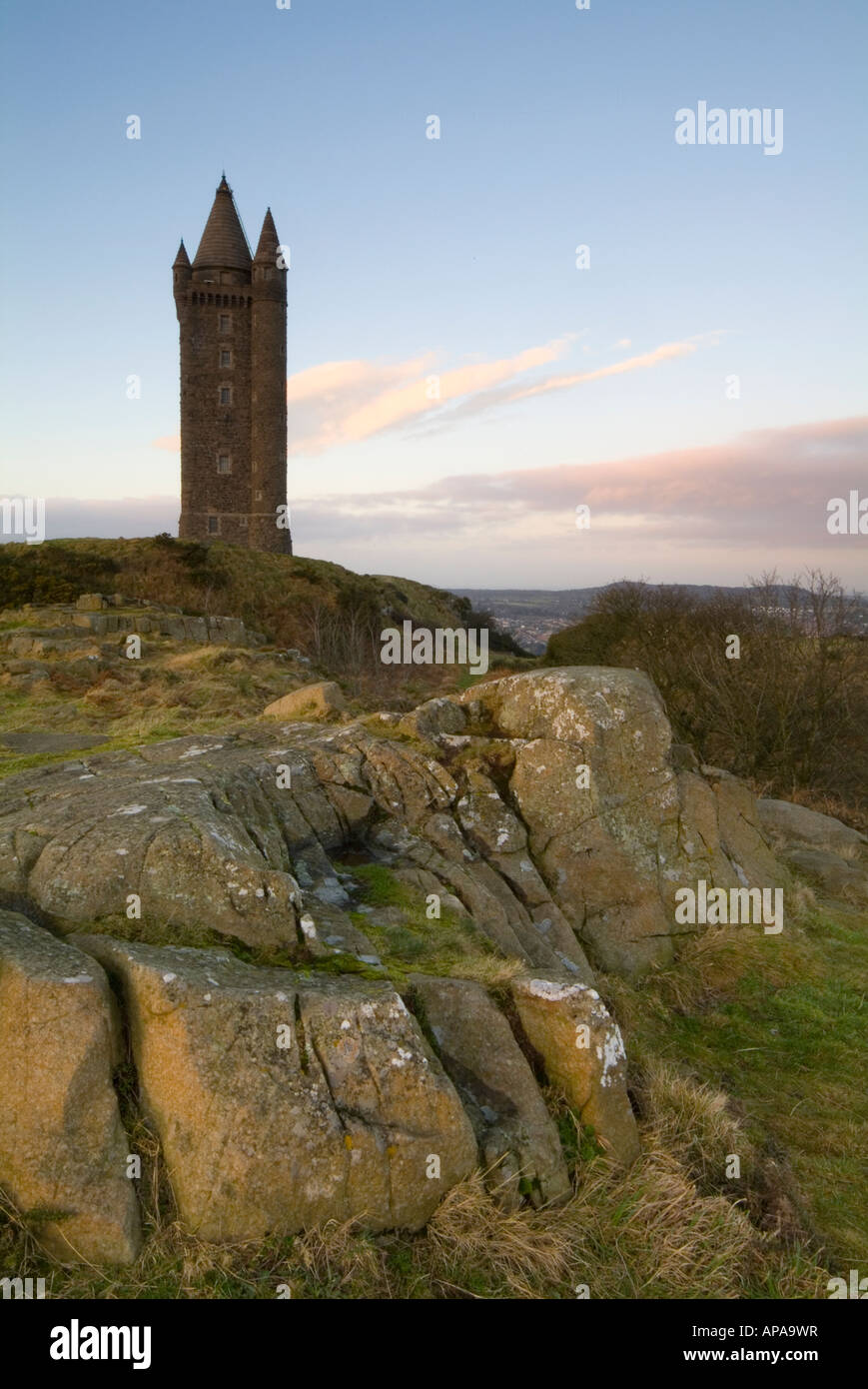 Imagen de paisaje de Scrabo Tower al amanecer, Newtownards, Condado de Down, Irlanda del Norte Foto de stock