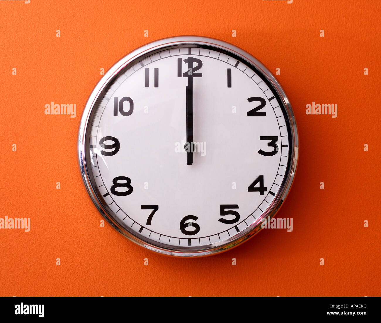 Reloj de pared mostrando el mediodía Fotografía de stock - Alamy