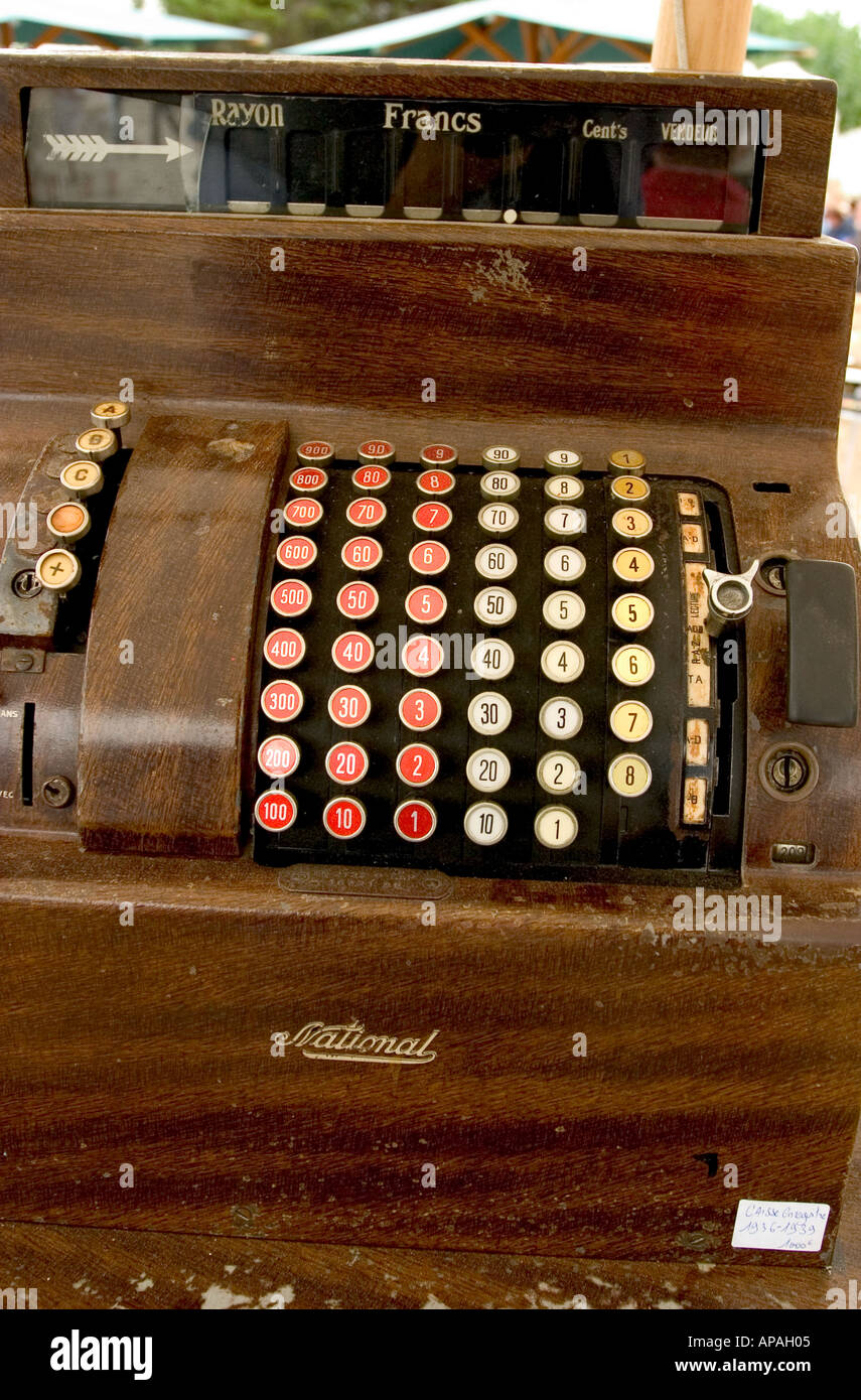 Caja registradora antigua con detalles de las teclas Fotografía de stock -  Alamy