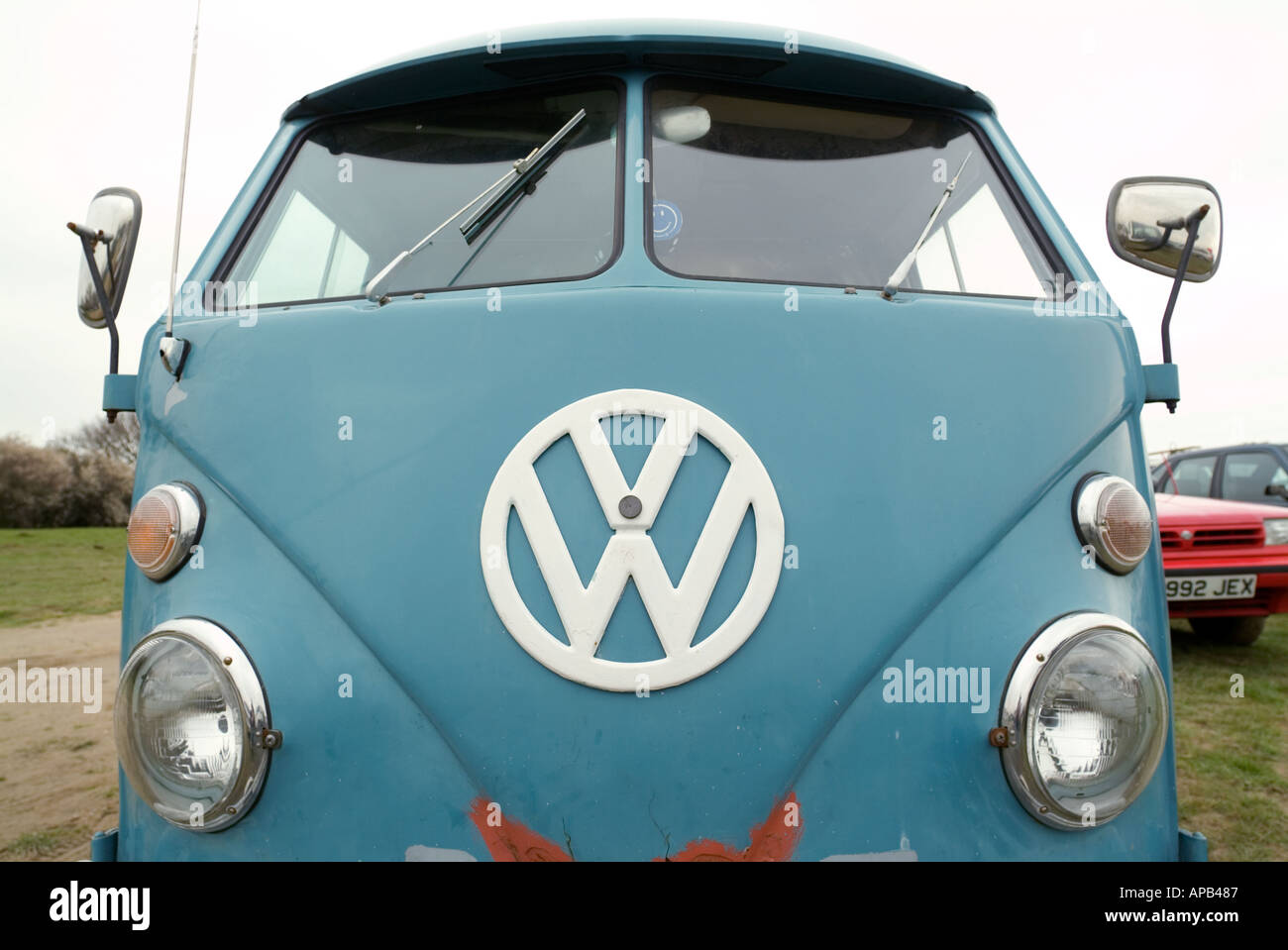 Volkswagen camper van alemán vw surf camp surffing ventana dividida viajes alquiler piso cuatro escarabajos hippy interno gasolina refrigerado por aire Foto de stock