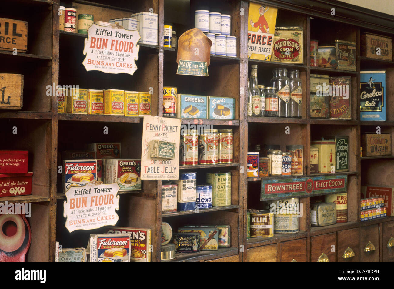 Museo de Lincolnshire vida vieja tienda de ultramarinos Victoriano pakaging estantes de madera frascos botellas Foto de stock