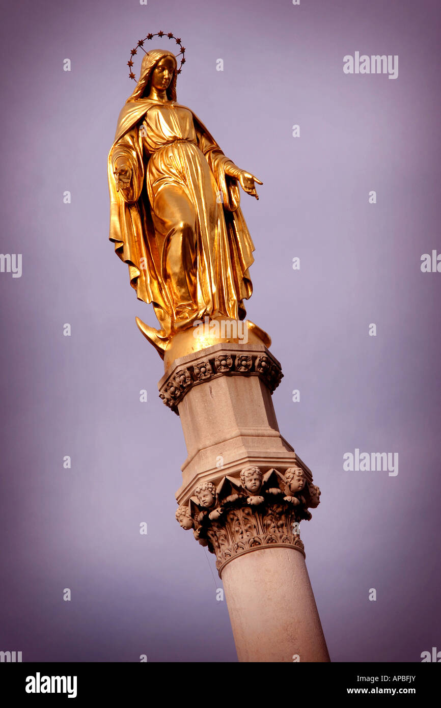 Santa María & Angels Monumento Zagreb Croacia Foto de stock