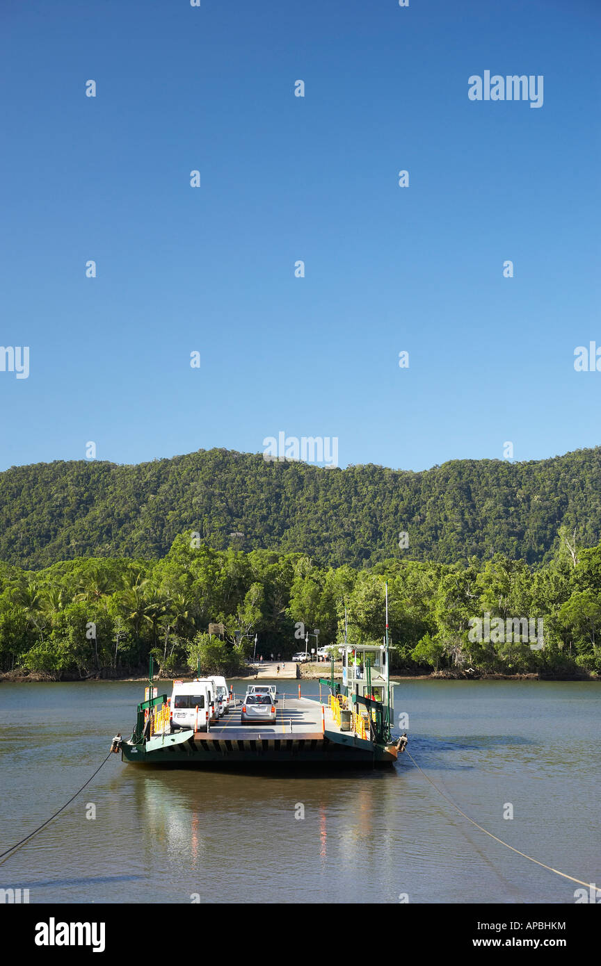 Ferry Río Daintree Parque Nacional Daintree zona Patrimonio de la humanidad en el norte de Queensland Australia Foto de stock