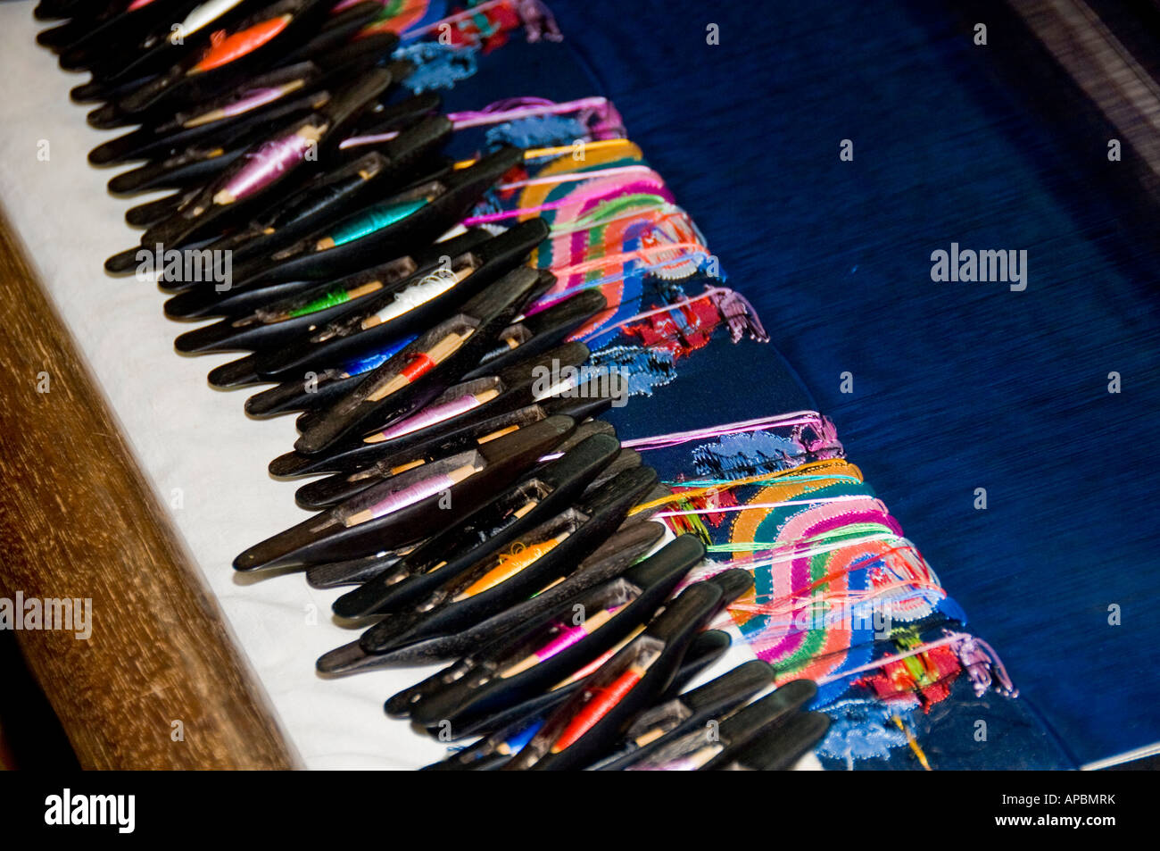 Closeup de lanzaderas en el telar donde se teje la seda birmano Foto de stock