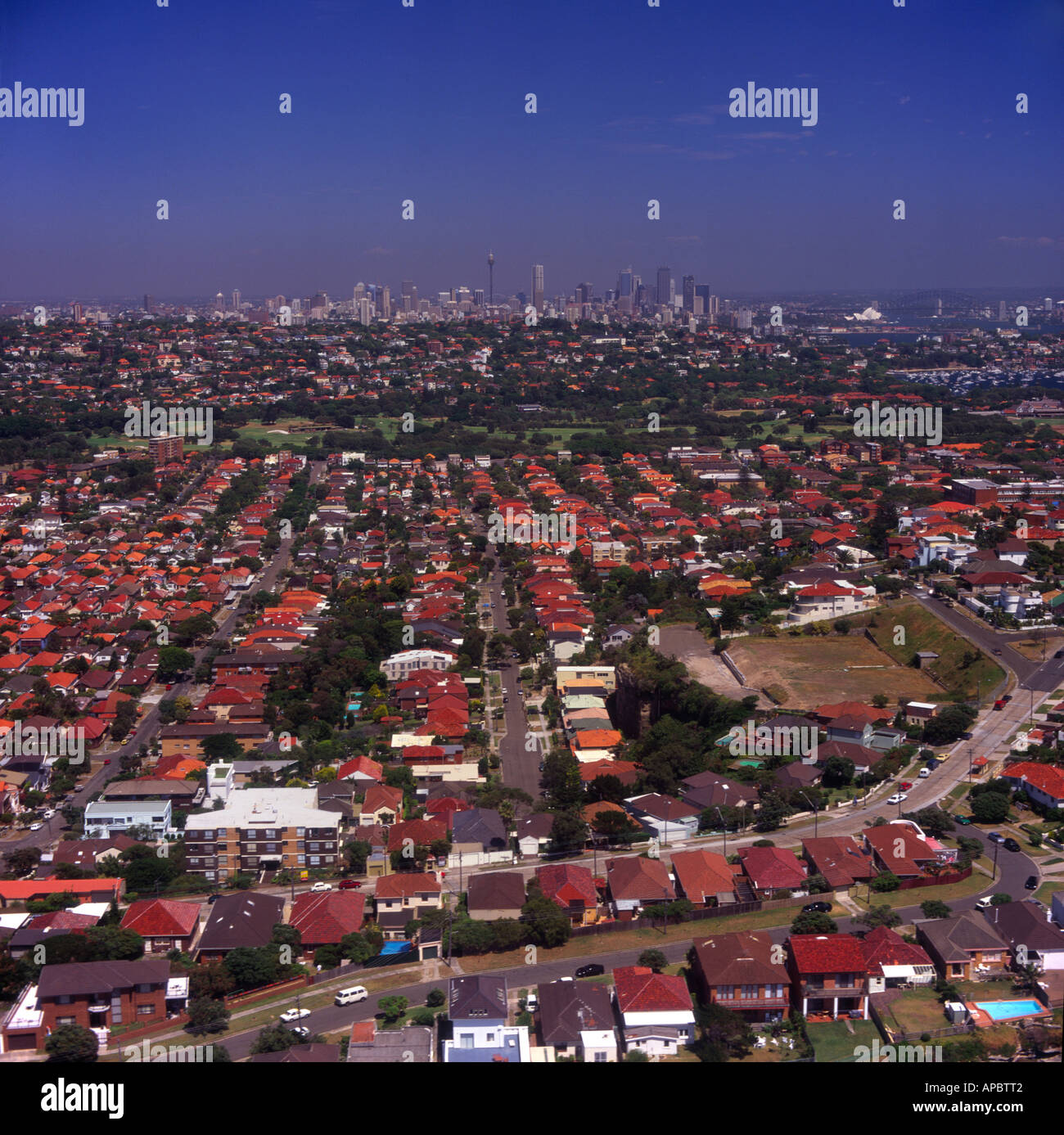 Vista aérea al oeste a lo largo de los suburbios de la ciudad meridional con Opera House de Sydney a la derecha y el centro de la ciudad en la lejanía Australia Foto de stock