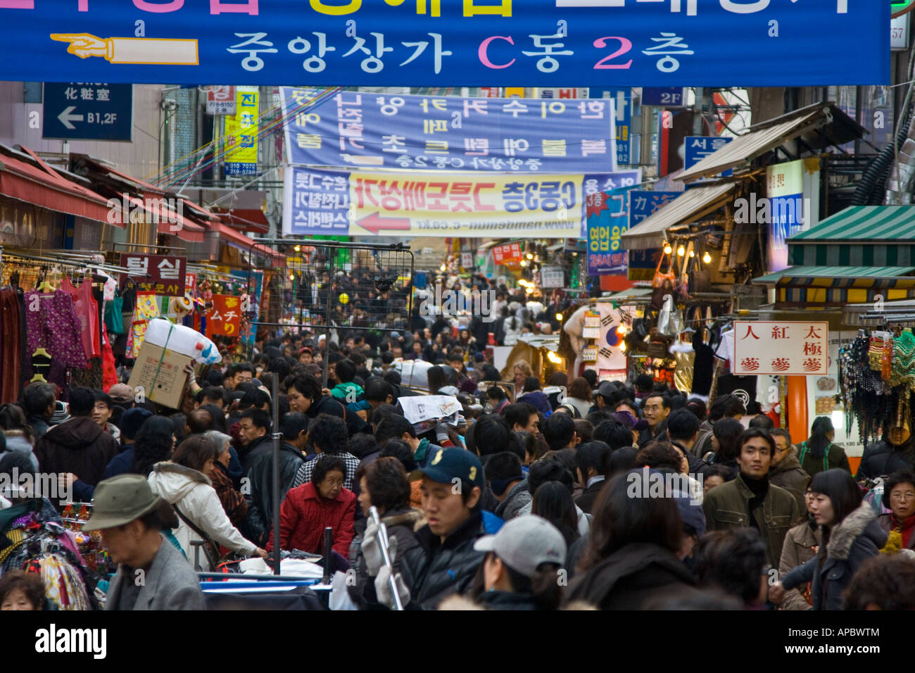 Concurrido Mercado Namdaemun Seúl, Corea del Sur Foto de stock