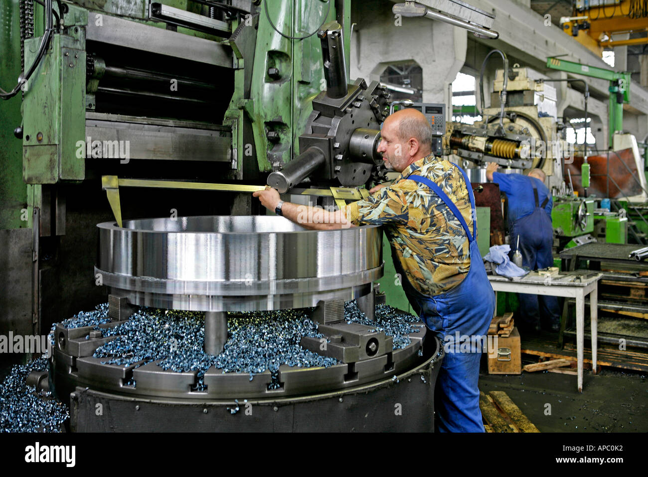 La fábrica de procesamiento de metales, una brida girada se mide Foto de stock